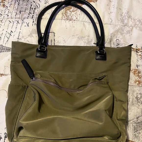 Medium size tote. Hunter green, good condition no rips , s dark patch or 2 - Picture 5 of 5